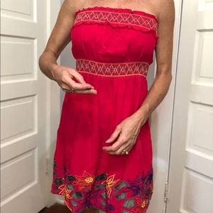 Super cute summer strapless summer dress.